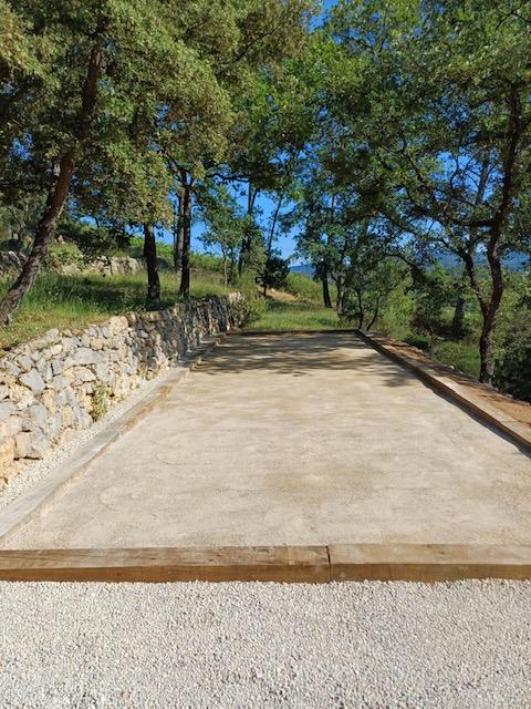 Travaux divers :  jeu de boules, murets, chemin...