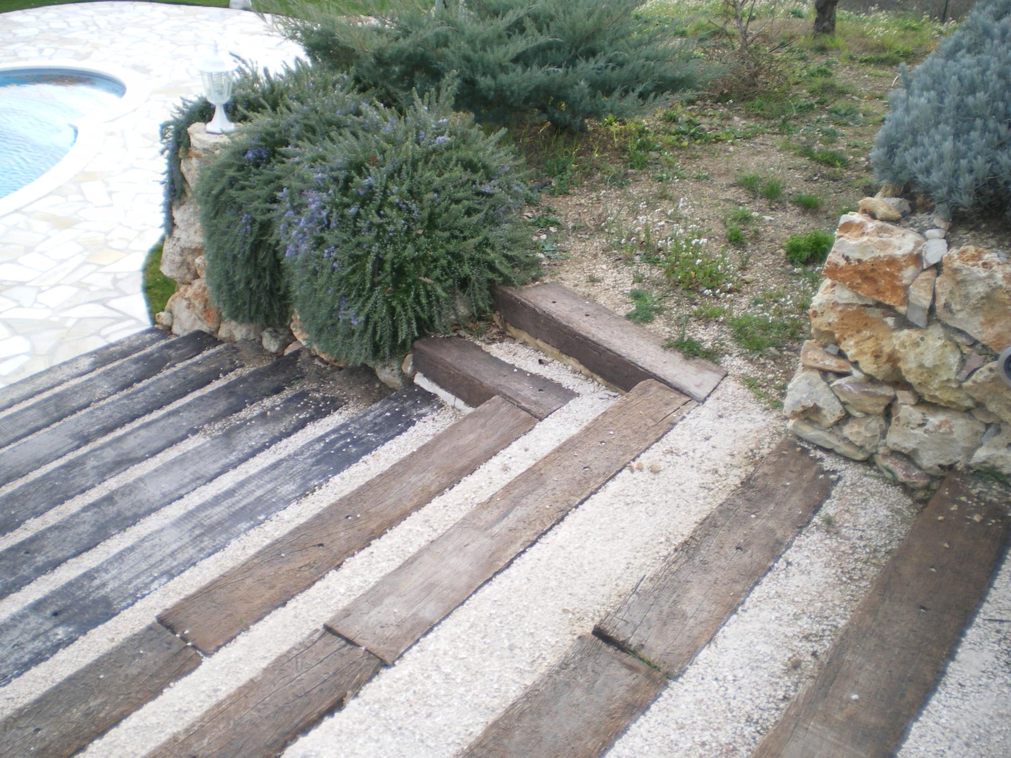 Travaux divers :  jeu de boules, murets, chemin...